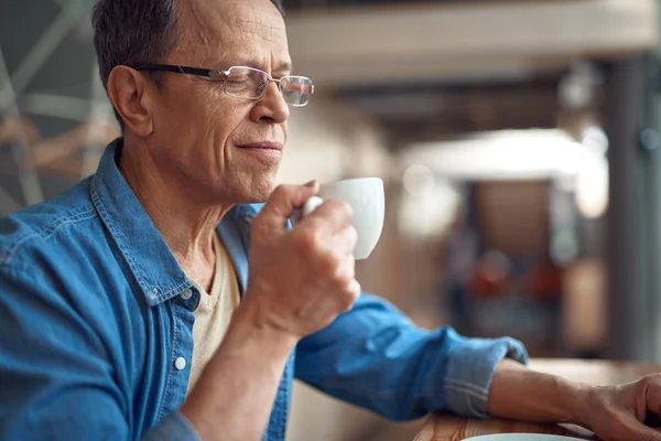 Casual style aged man sitting in cafe with coffee — Stock Photo, Image