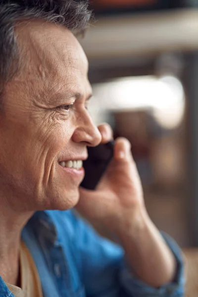 Happy mature man talking on mobile phone — Stock Photo, Image