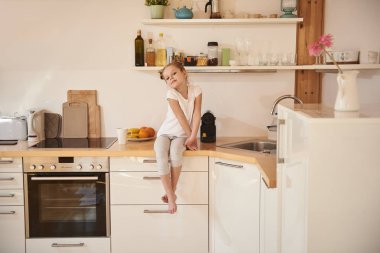 Çekici sarışın kadın dışında Rabbine ve kamera için poz