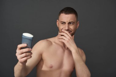 Salonda alın prosedürü genç bayan