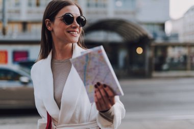 Mutlu Afro Amerikan mulatto kadın kamera için poz