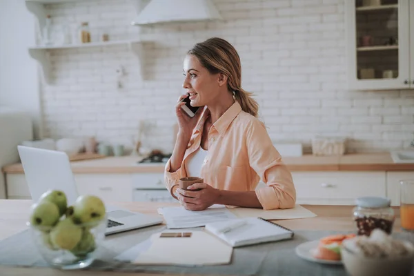 Seitenansicht einer lächelnden Frau mit Sonnenbrille und Kaffee trinkend — Stockfoto