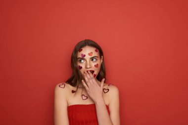 Çekici genç kadın ve arkadaşı arabada oturuyor