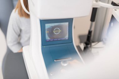 Apron kahve aroması zevk yakışıklı genç adam