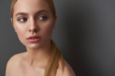 Şehirde kahve dansı yapan Afro-Amerikalı Bayan