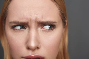 Sokakta gülümseme ayakta Afro-Amerikan kadın