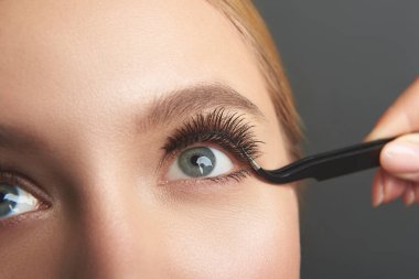 Cep telefonu kahve yazarak mesaj ile gülümseyen genç bayan