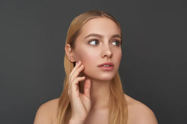 Glückliche afroamerikanische Frau mit Handy und Kaffee im Freien — Stockfoto