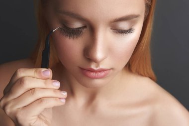 Gözlük mutlu Afro-Amerikan kadın Smartphone kullanıyor