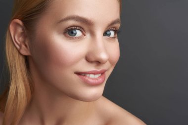 Çanta ile Pretty genç bayan cep telefonu kullanıyor