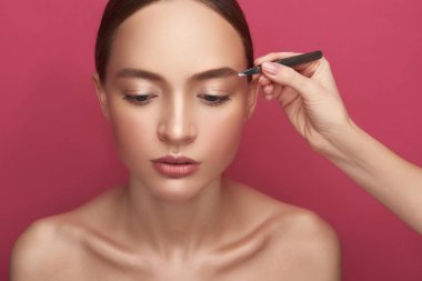 Motosiklet üzerinde otururken neşeli Bayan gülüyor