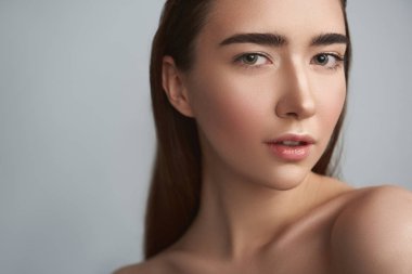 Çene lazer epilasyon prosedürü genç bayan