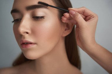 Genç bayan lazer koruma gözlük koymak