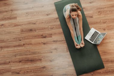 Paschimottanasana yoga poz top view kadın