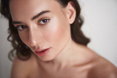 Yakın portre güzel esmer çıplak kadın