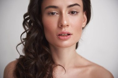 Yakın portre seksi esmer çıplak kadın