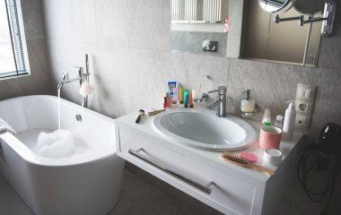 Küvete akan lavabo ve su ile banyo