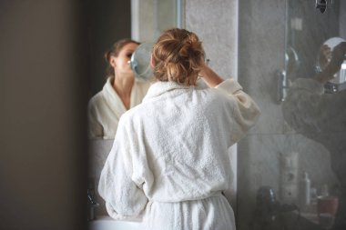 Sabah makyaj yapan genç bayan ın arka yüzü