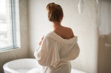 Bayan ın arka yüzü köpük banyosu almaya hazır