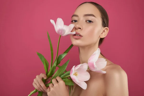 Člověk požívající pouliční jídlo a mladá dáma s úsměvem — Stock fotografie