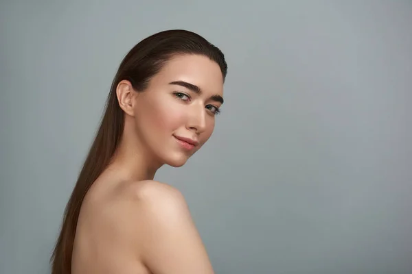 Pretty Lady på Face laser epilering förfarande — Stockfoto