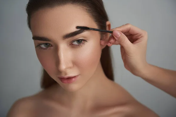 Junge Frau setzte richtige Laserschutzbrille auf — Stockfoto