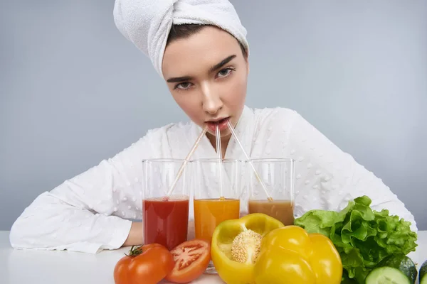 Duas jovens se divertindo no escritório — Fotografia de Stock