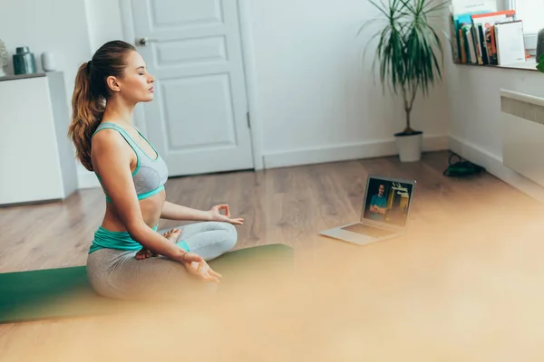 Ausgeglichene Frau sitzt in Padmasana Yoga-Pose — Stockfoto