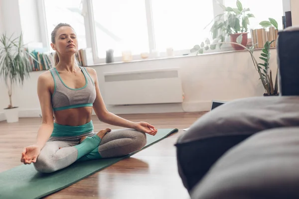 Mulher equilibrada meditando em pose de ioga padmasana — Fotografia de Stock