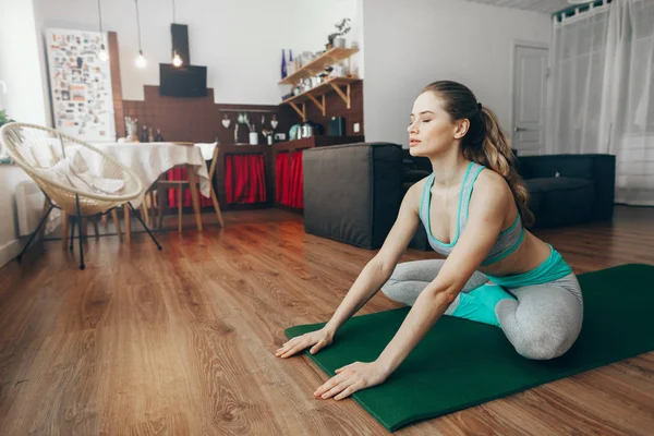 Junge Frau beim Stretching in Lotus-Yoga-Pose — Stockfoto