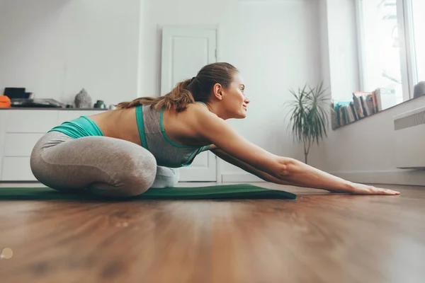 Junge Frau in Yoga-Pose im Lotus — Stockfoto