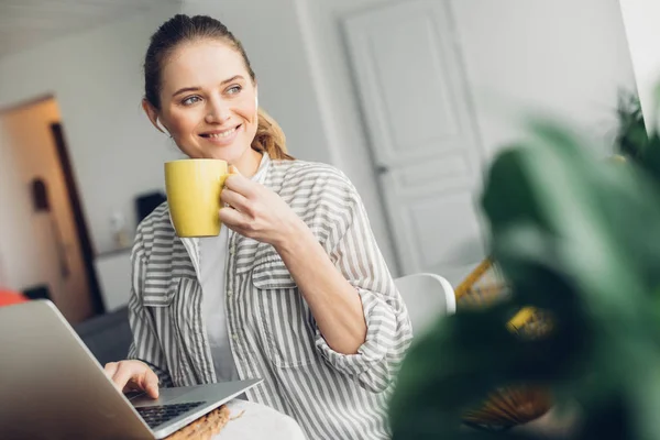 Joven hembra tomar un café en el trabajo freelance — Foto de Stock