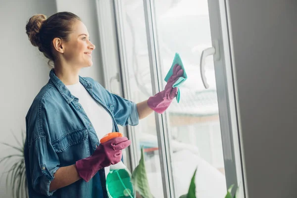 Joven mujer sonriente disfrutando de la ventana de lavado — Foto de Stock