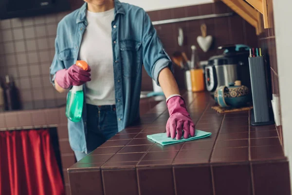 Limpieza femenina superficie de la cocina de cerámica en casa — Foto de Stock