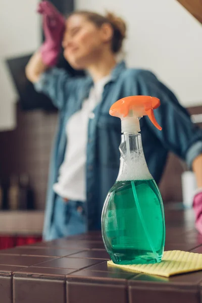 Detergente de limpieza en la superficie de la cocina en casa — Foto de Stock