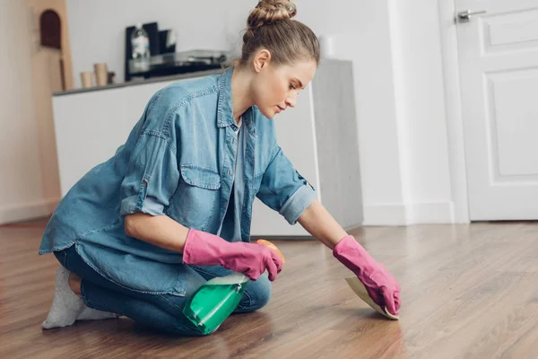 Mulher limpeza superfície do piso de madeira em casa — Fotografia de Stock