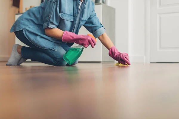 女性清洁木地板表面在家里 — 图库照片