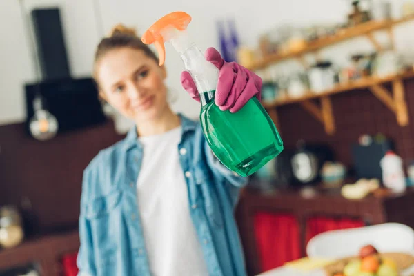 Mujer feliz mostrando detergente spray en la mano — Foto de Stock