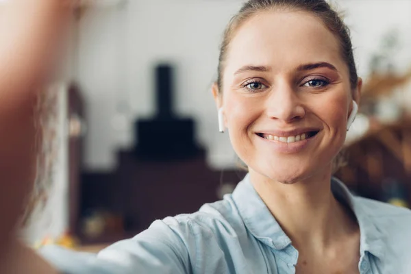 Feliz sonriente dama haciendo selfie por cámara —  Fotos de Stock