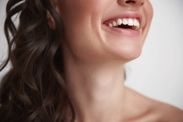 Face para baixo retrato de mulher sorridente feliz — Fotografia de Stock