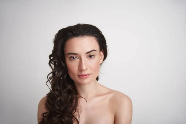 Porträt einer sexy brünetten jungen Frau auf Weiß — Stockfoto