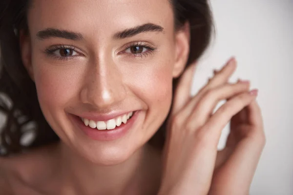 Nahaufnahme Porträt glücklich hübsch brünette Frau — Stockfoto