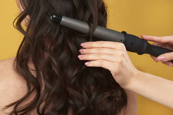 Close up of curler making hairstyle on hairs — Stock Photo, Image