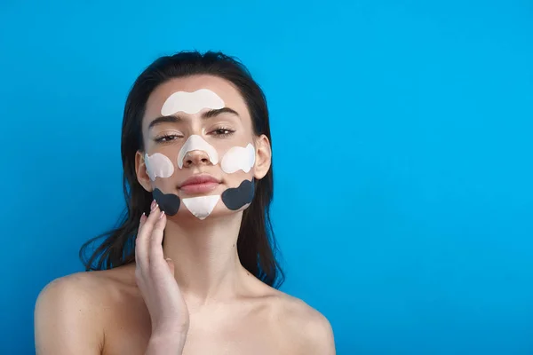 Brunette vrouw met cosmetische patches op gezicht — Stockfoto