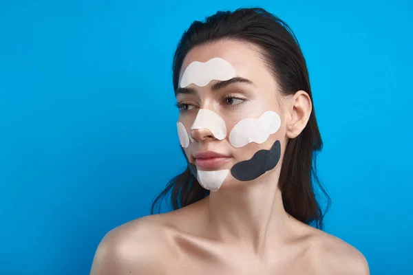 Perempuan aneh dengan tambalan kosmetik di wajah — Stok Foto