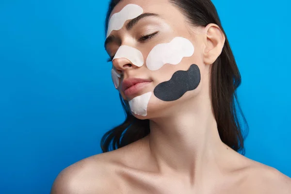 Zmysłowe kobiece z kosmetycznymi plamkami na twarzy — Zdjęcie stockowe