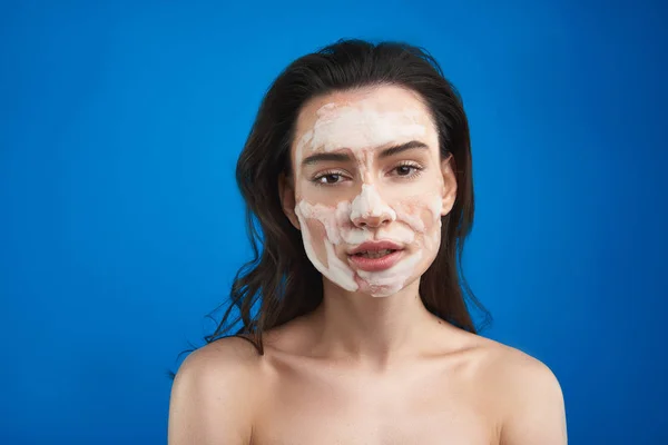 Zavřít ženu s kosmetickou maskou na tváři — Stock fotografie