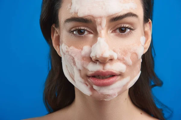 Nahaufnahme hübsche Frau mit kosmetischer Gesichtsmaske — Stockfoto