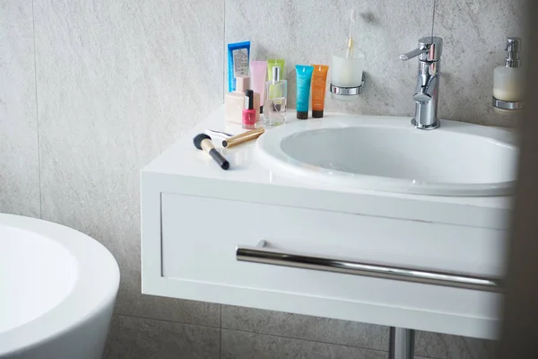 Ванная комната с умывальником — стоковое фото