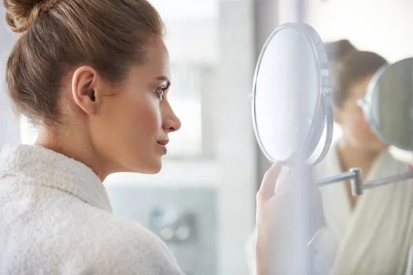 Wanita yang percaya diri melihat sekeliling cermin kesombongan — Stok Foto